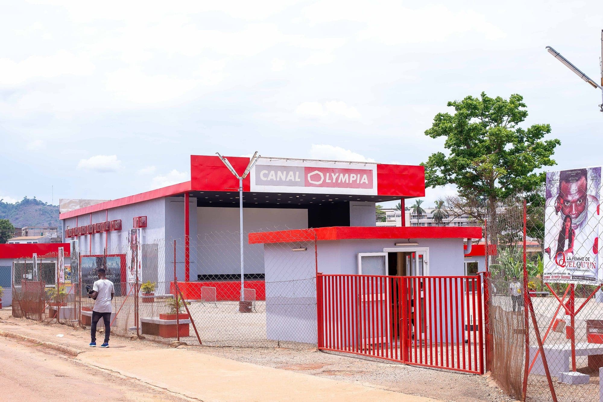 La façade rouge et blanche de la salle de cinéma du campus de l'Université de Yaoundé I, en 2023