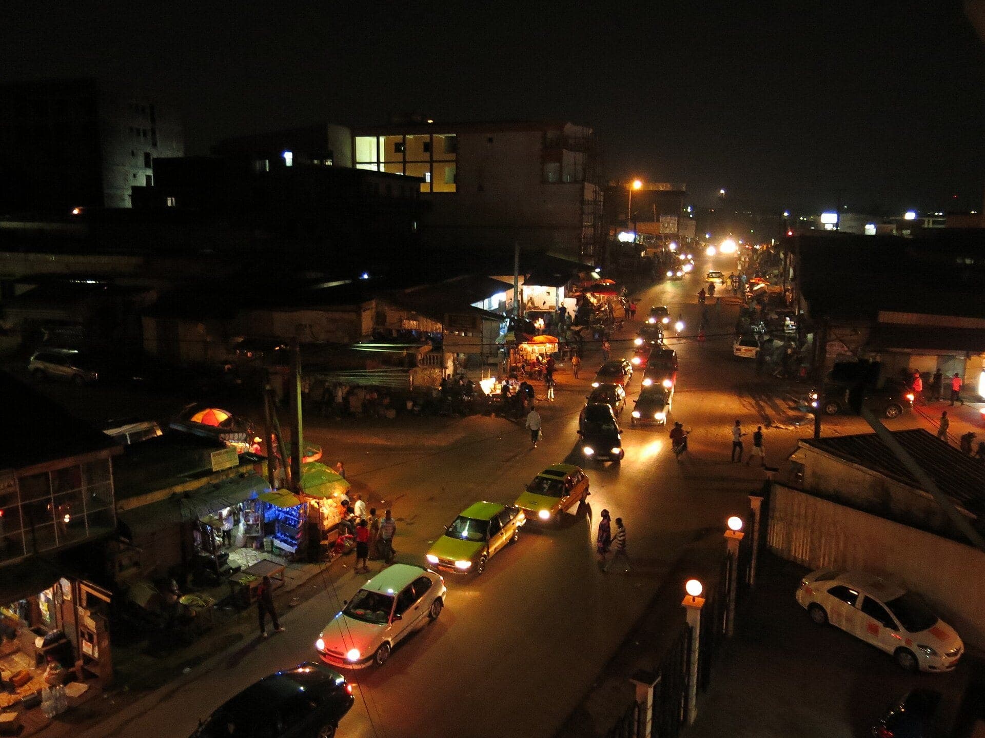 Une rue de Yaoundé la nuit, vue d’en haut, avec ses taxis et ses lumières