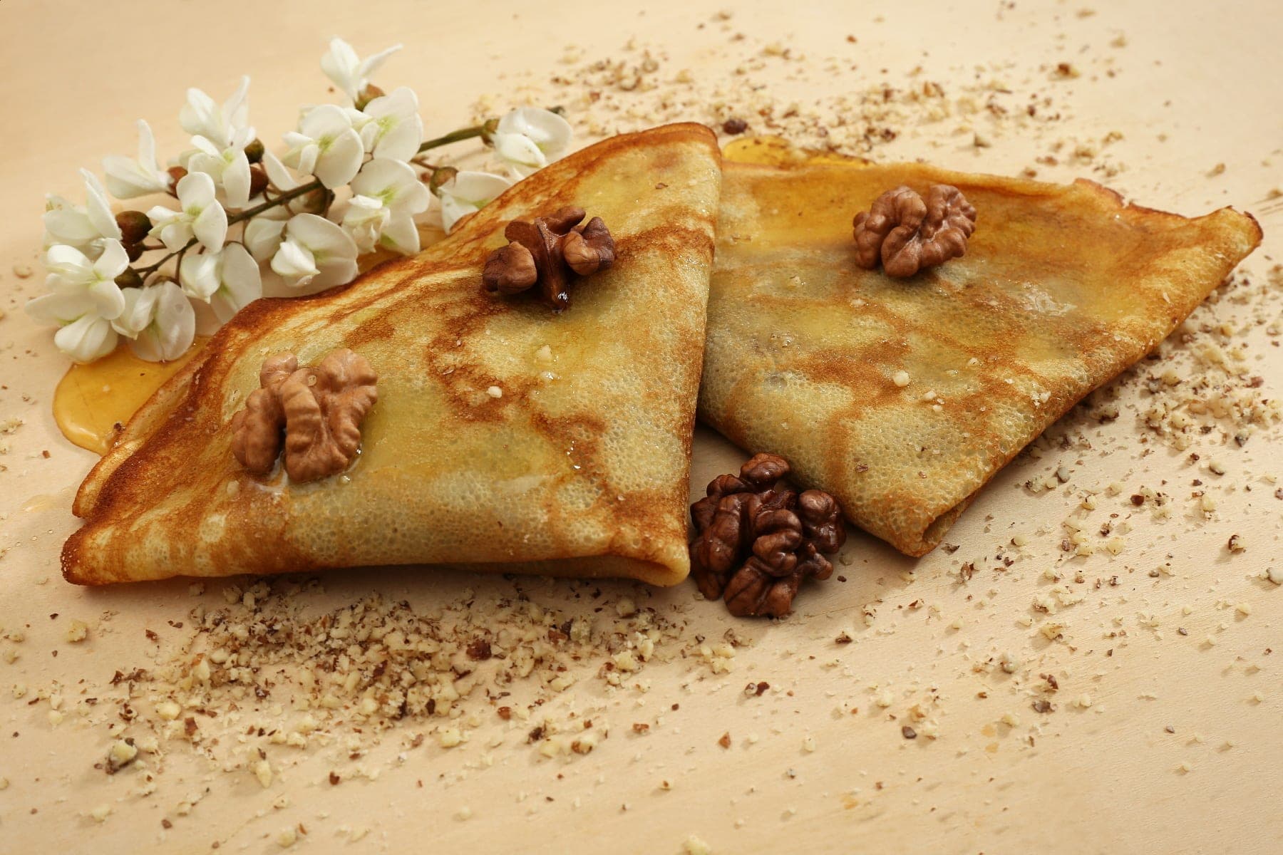 Deux crêpes pliées, avec du miel et des noix