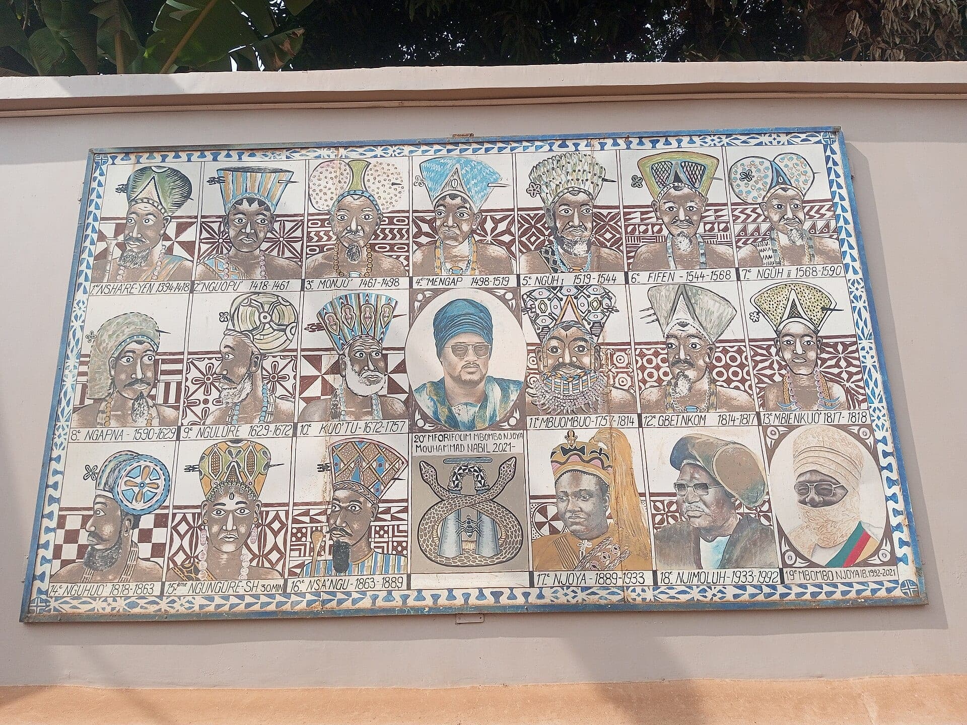 Un grand panneau peint montrant les portraits des rois de la dynastie bamoun