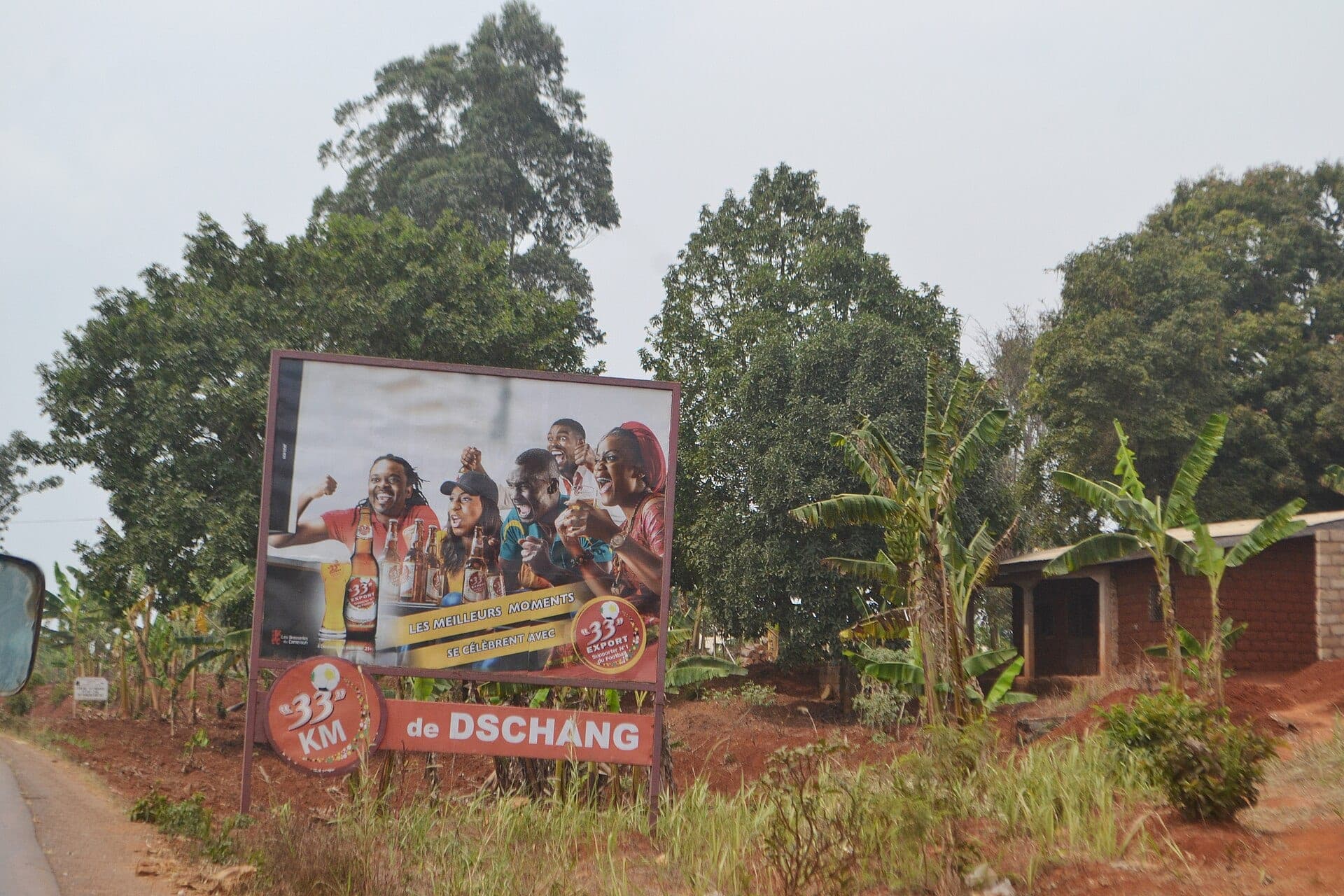 Un panneau publicitaire au bord de la route indiquant Dschang à 33 kilomètres