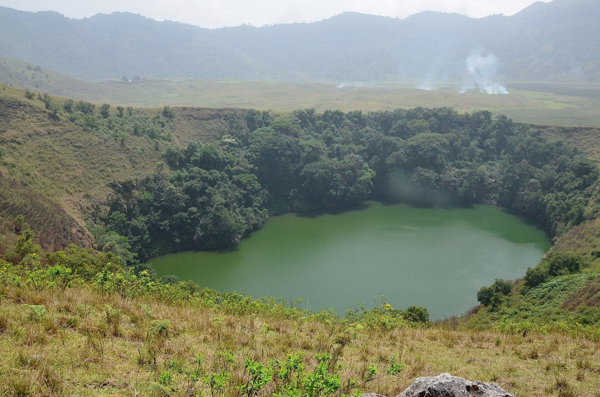 Le lac mâle du Manengouba, d’un vert profond, au fond de son cratère couvert de forêt