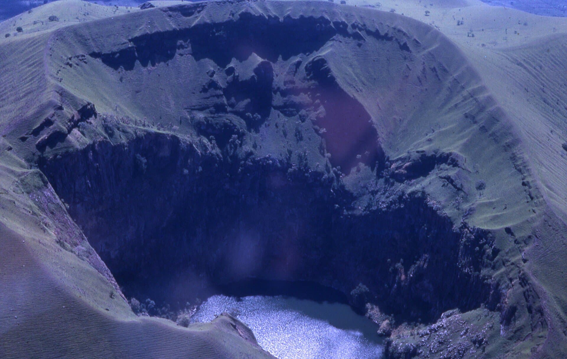 Mont Mbapit et son lac de cratère