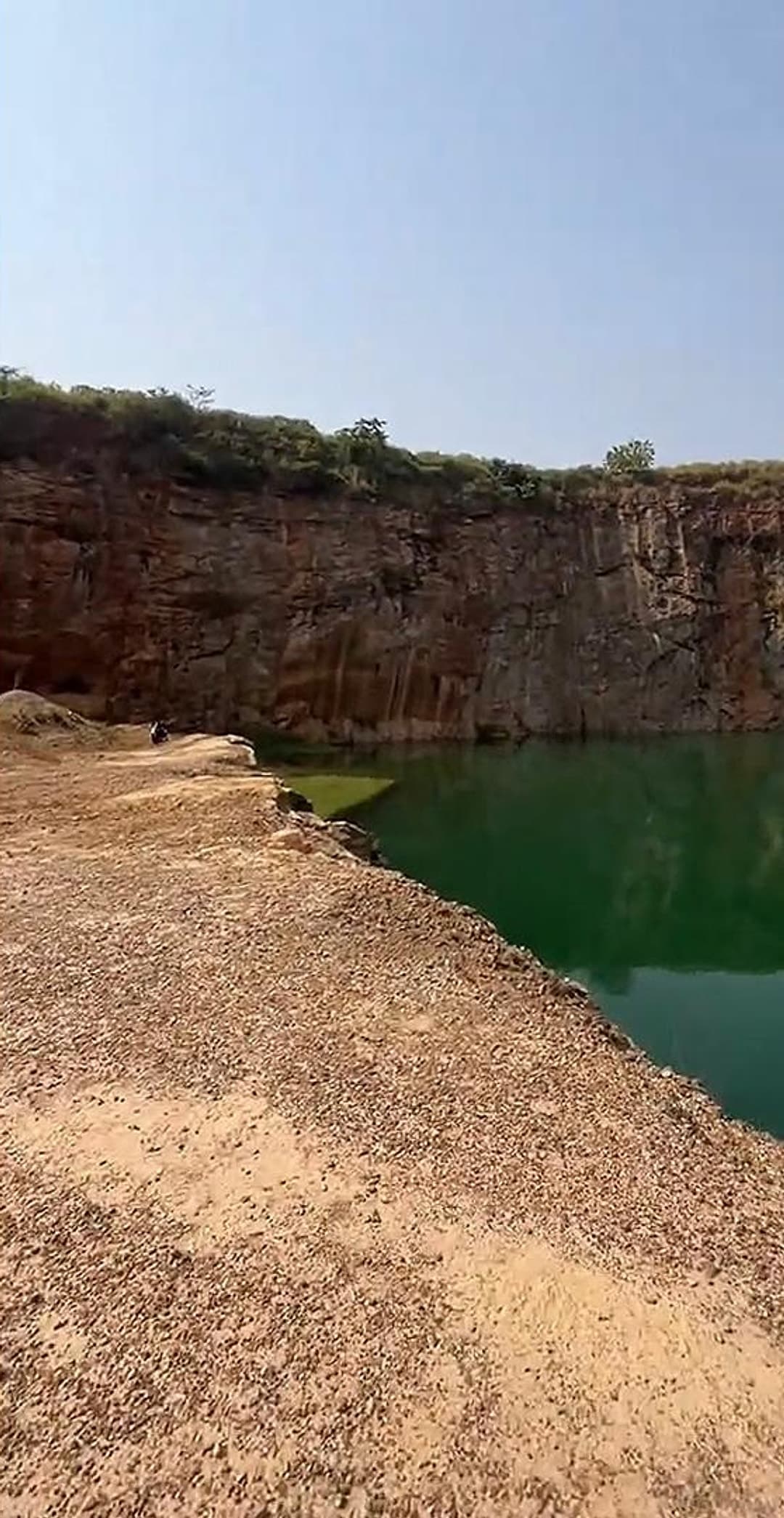 L’eau verte du lac d’Akak, au pied de la paroi de l’ancienne carrière.